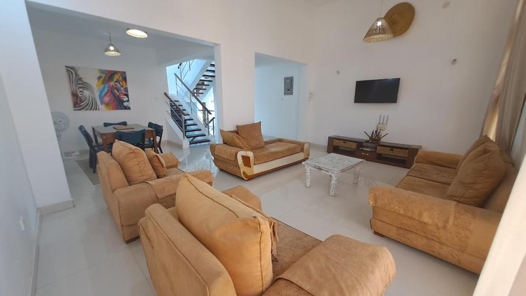 Apartment C Keisha Homestay Nyali – Poolside Stay Behind City Mall Nyali (2nd Avenue) - Copy